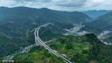 重庆酉阳：水泥厂换新颜 秀美村寨绿意浓