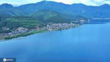 云南丽江泸沽湖清晨微光风景如画