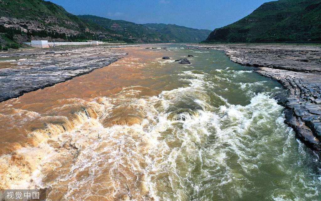 山西临汾：黄河壶口瀑布现“半清半浊”景观