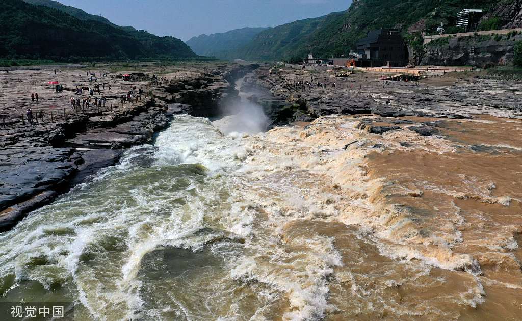 山西临汾：黄河壶口瀑布现“半清半浊”景观