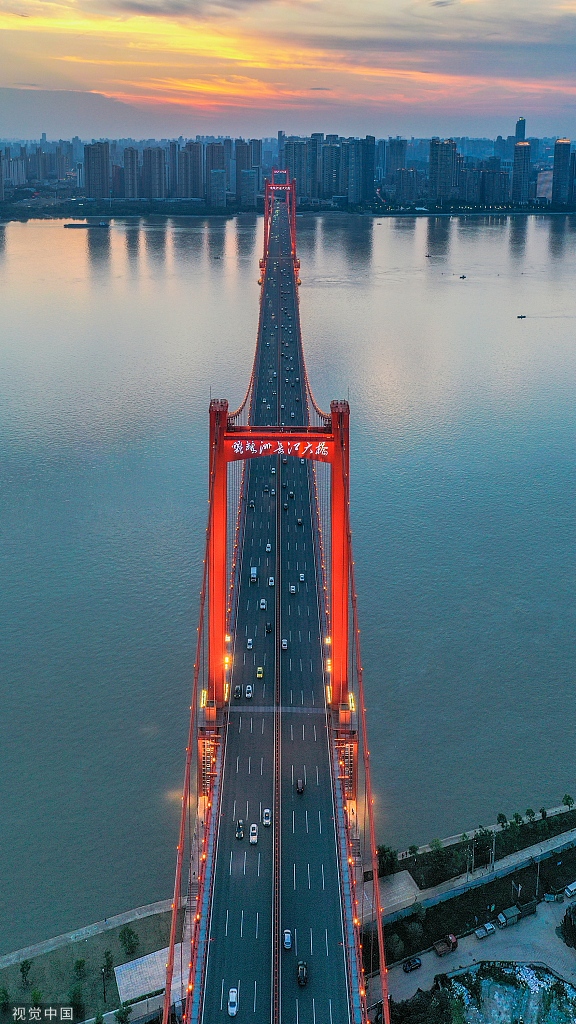 武汉鹦鹉洲长江大桥日落红霞飞满天