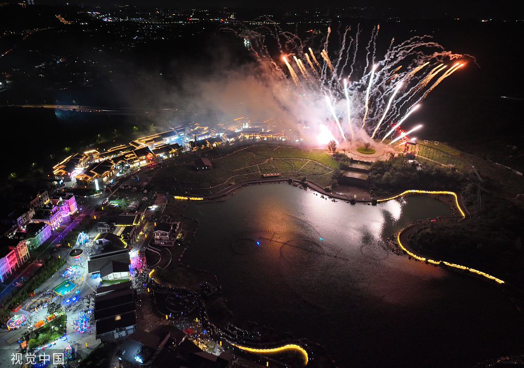 贵阳绚丽烟花照夏夜 拉开避暑度假旅游大幕