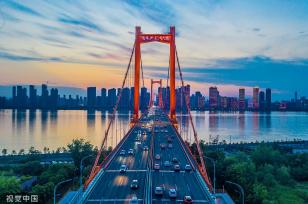 武汉鹦鹉洲长江大桥日落红霞飞满天