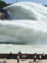 黄河调水调沙有序进行 小浪底泄水气势磅礴