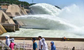 黄河调水调沙有序进行 小浪底泄水气势磅礴
