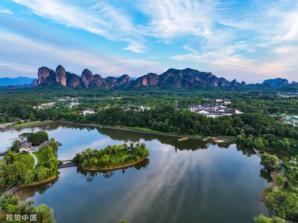 江西鹰潭：龙虎山丹霞峰林层峦叠嶂