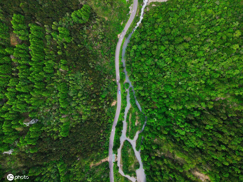 探访中国熊猫大道 雪山、草地、湖泊美景宜人