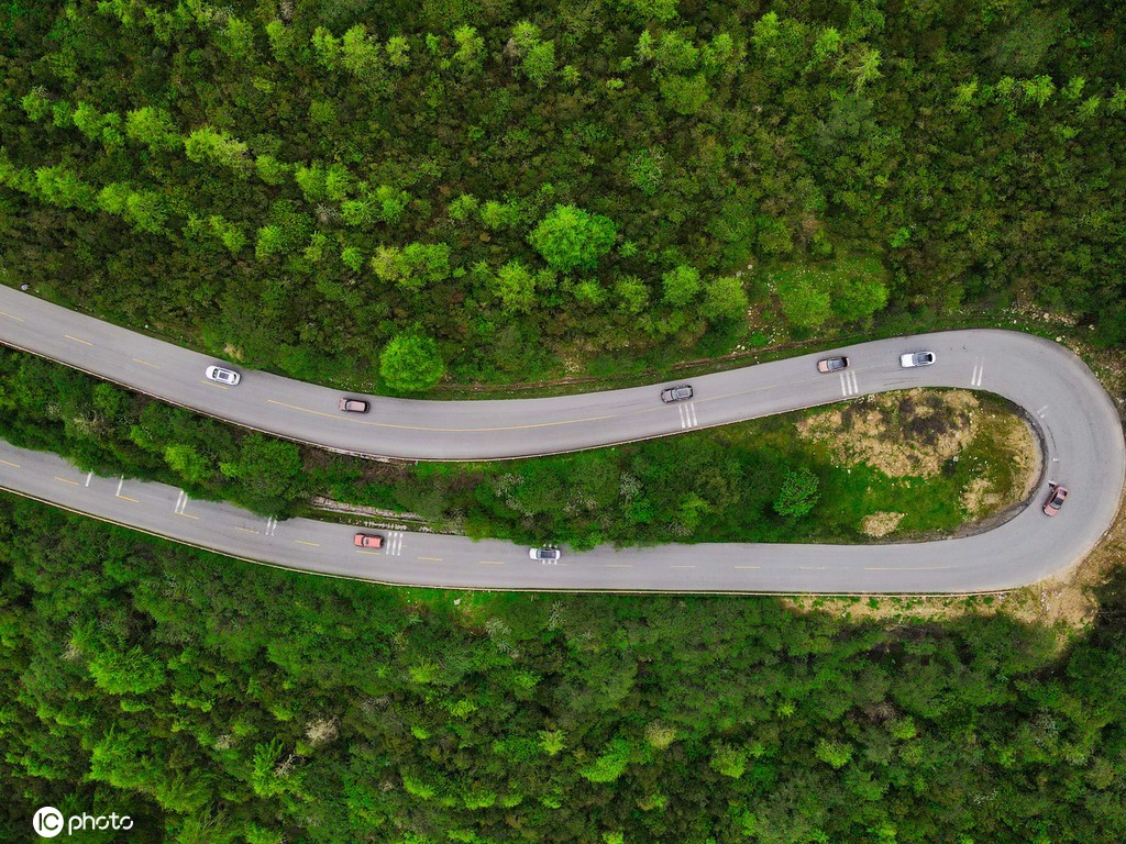 探访中国熊猫大道 雪山、草地、湖泊美景宜人