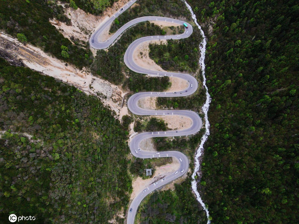 探访中国熊猫大道 雪山、草地、湖泊美景宜人