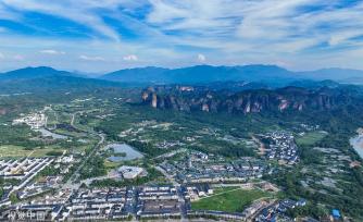 江西鹰潭：龙虎山丹霞峰林层峦叠嶂