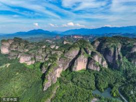 江西鹰潭：龙虎山丹霞峰林层峦叠嶂