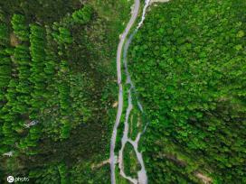 探访中国熊猫大道 雪山、草地、湖泊美景宜人