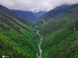 探访中国熊猫大道 雪山、草地、湖泊美景宜人