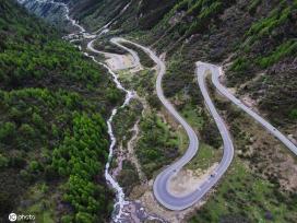 探访中国熊猫大道 雪山、草地、湖泊美景宜人