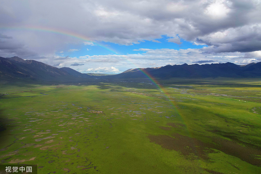 四川甘孜：雨后彩虹横跨大草原
