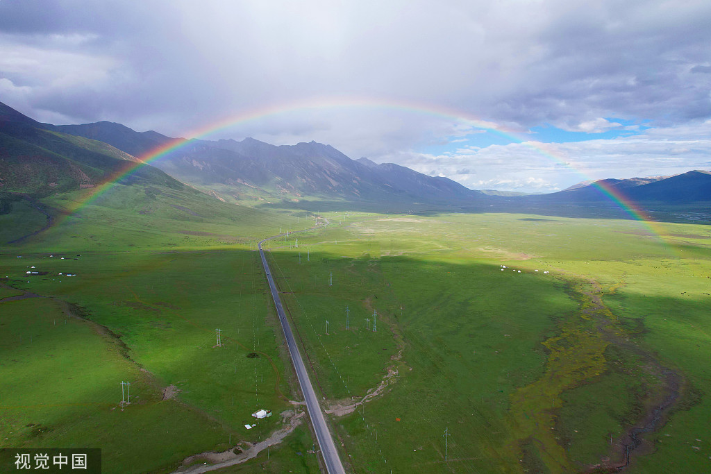 四川甘孜：雨后彩虹横跨大草原
