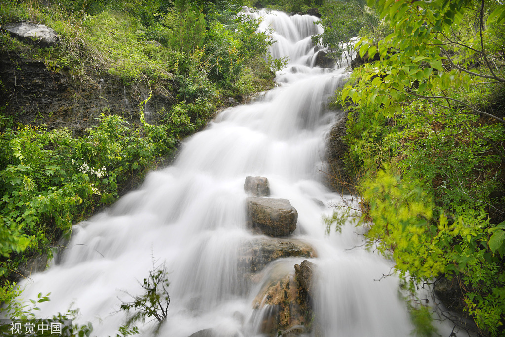 山东枣庄：雨后群山现飞瀑流泉景观