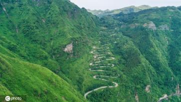 贵州晴隆：二十四道拐公路绿郁葱葱