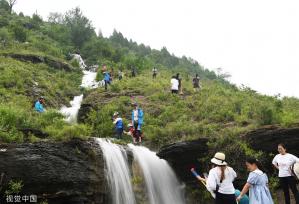 山东枣庄：雨后群山现飞瀑流泉景观