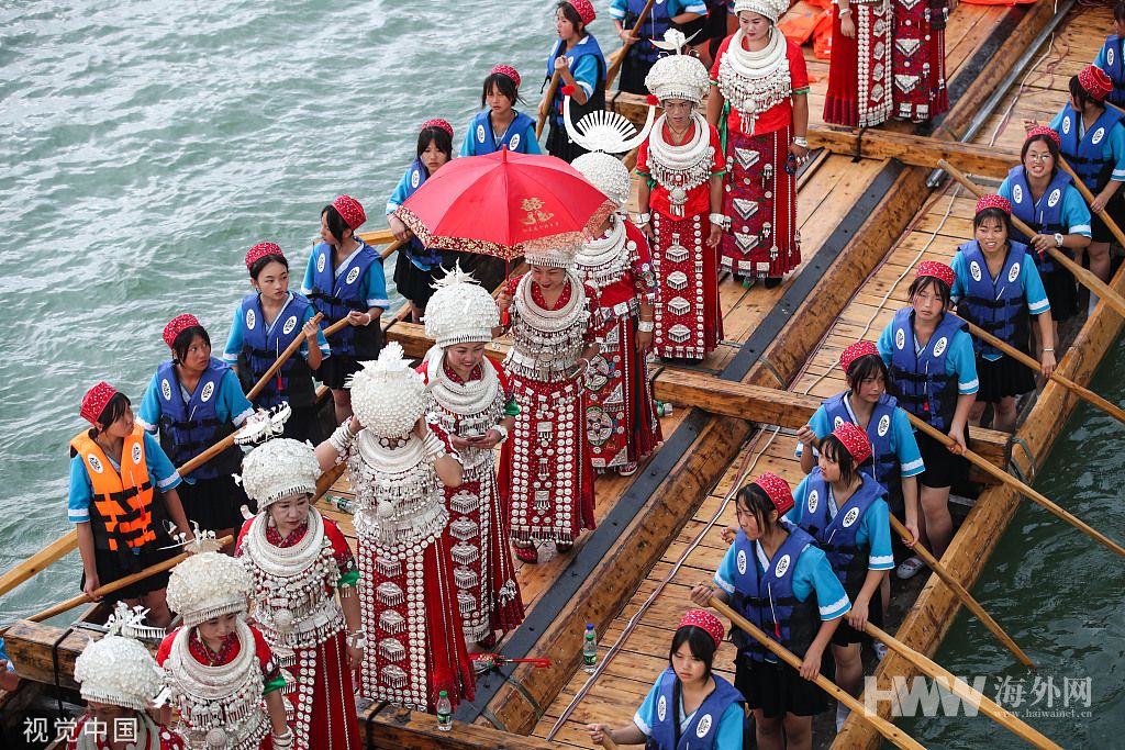 贵州黔东南：77.8米长木龙舟游江展演