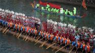 贵州黔东南：77.8米长木龙舟游江展演