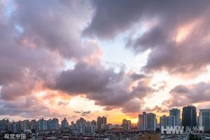 上海：日落时分晚霞柔美 与城市建筑相映成景