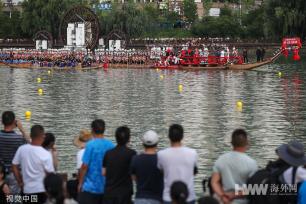 贵州黔东南：77.8米长木龙舟游江展演