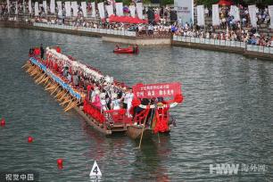 贵州黔东南：77.8米长木龙舟游江展演