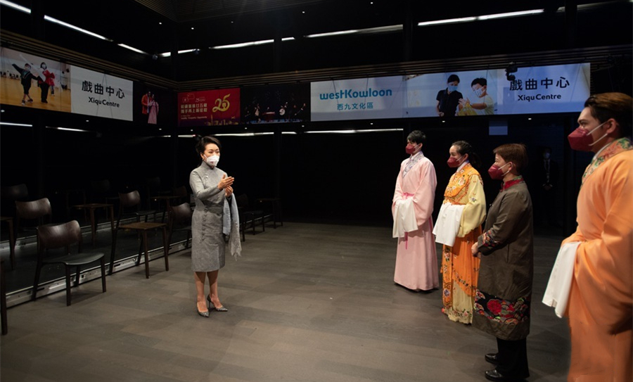彭丽媛在位于香港西九文化区的戏曲中心了解文化区基本情况和发展历程