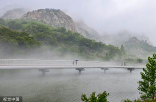 山东日照：潮白河雾气飘渺宛若仙境