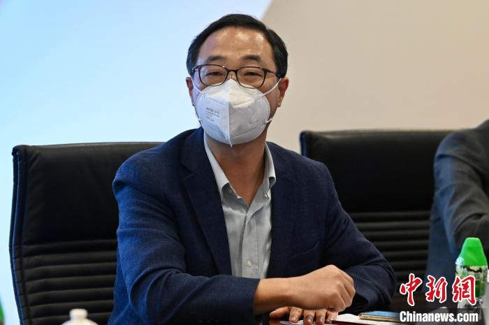 香港考试及评核局秘书长魏向东发言。　李志华 摄