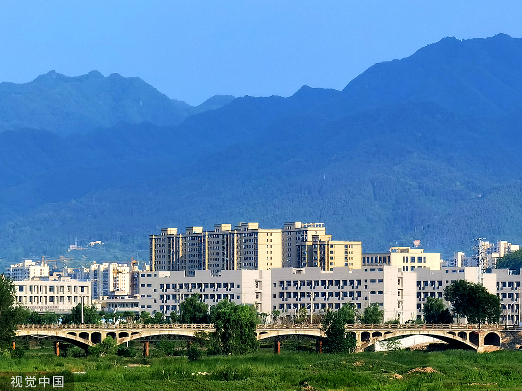 湖北房县：马栏河湿地白鹭戏水