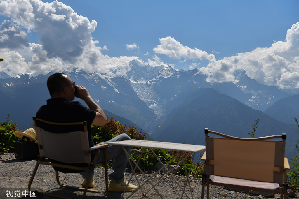 云南迪庆：游人登高 一览梅里雪山胜景