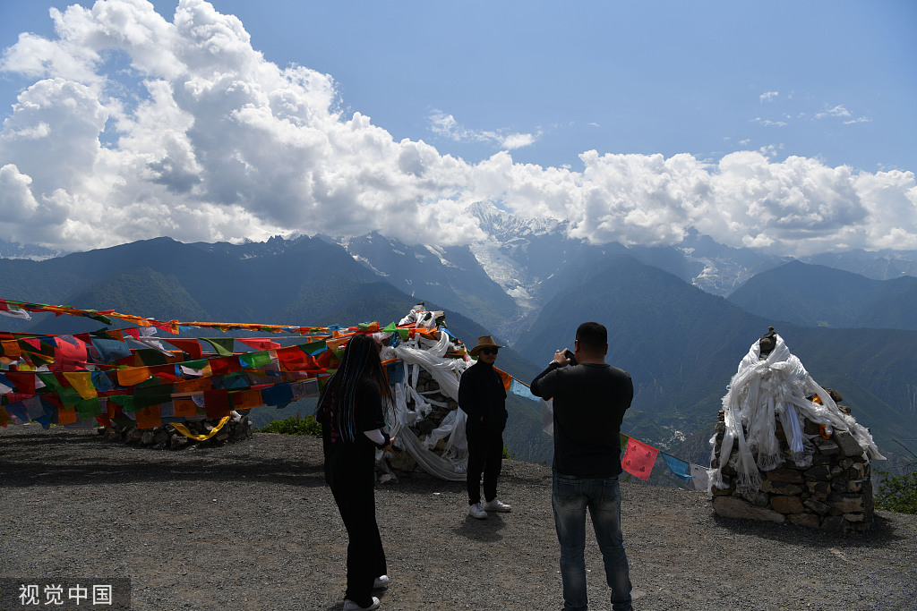 云南迪庆：游人登高 一览梅里雪山胜景