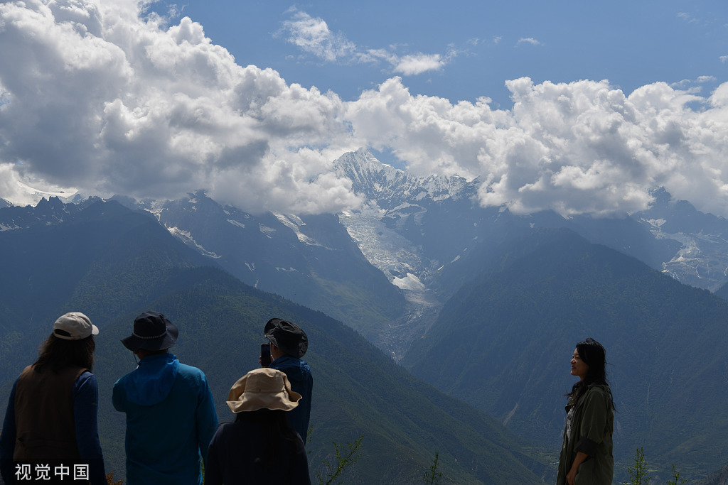 云南迪庆：游人登高 一览梅里雪山胜景