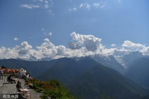 云南迪庆：游人登高 一览梅里雪山胜景