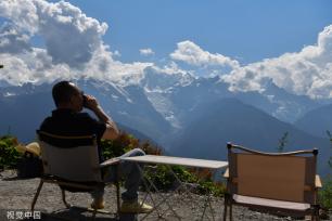 云南迪庆：游人登高 一览梅里雪山胜景