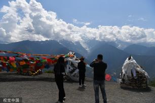 云南迪庆：游人登高 一览梅里雪山胜景