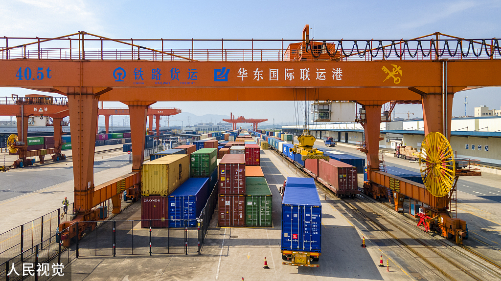 浙江金华：中欧班列满载货物发车