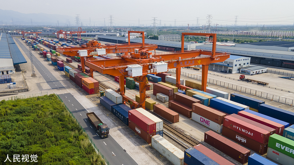 浙江金华：中欧班列满载货物发车