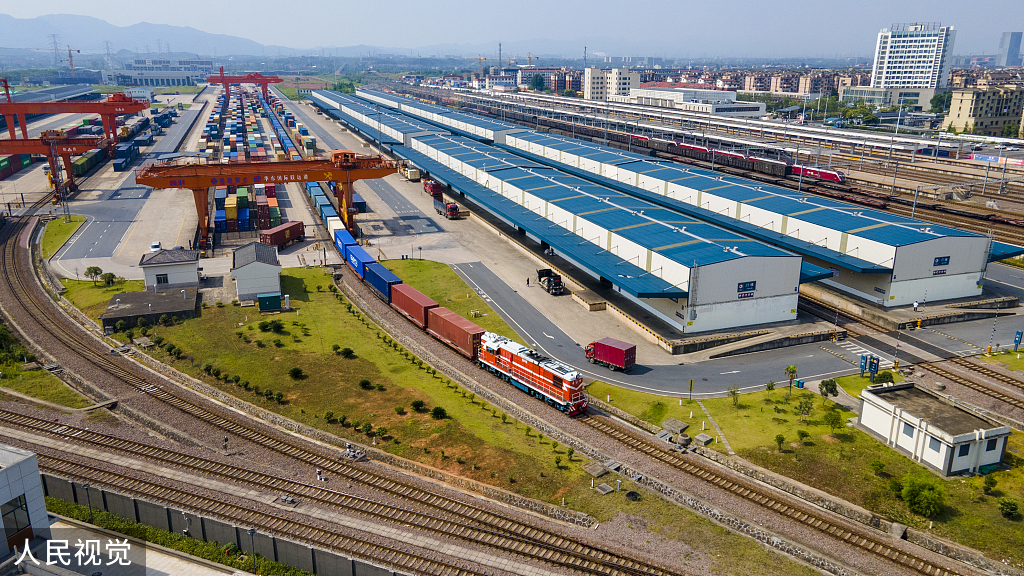 浙江金华：中欧班列满载货物发车