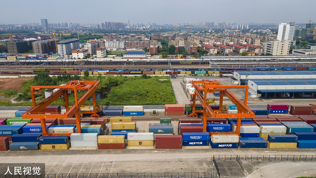 浙江金华：中欧班列满载货物发车