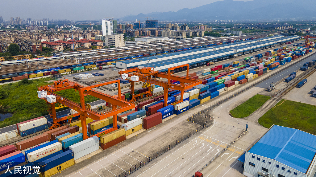 浙江金华：中欧班列满载货物发车