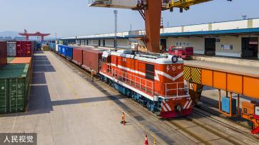 浙江金华：中欧班列满载货物发车