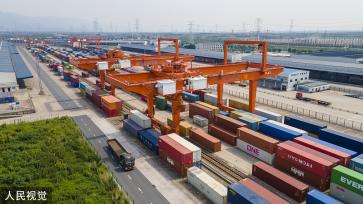 浙江金华：中欧班列满载货物发车