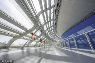 北京：国家速滑馆开馆 众多游客前来体验奥运赛道