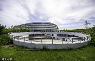 北京：国家速滑馆开馆 众多游客前来体验奥运赛道