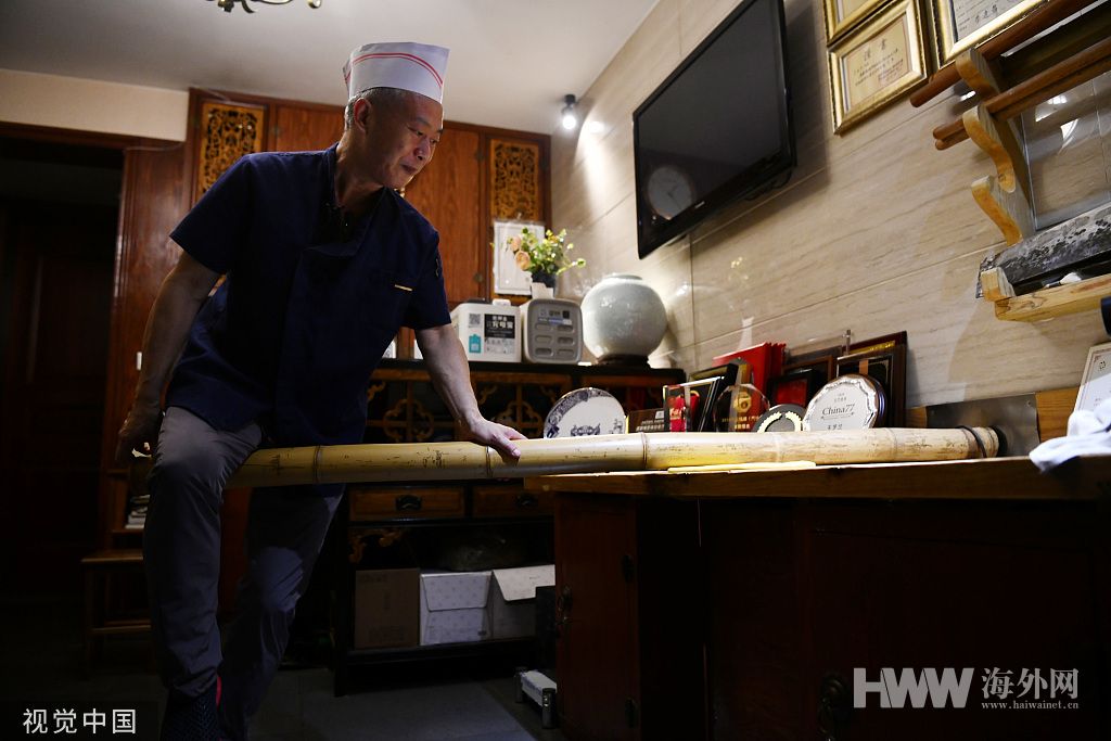 成都：川菜大师秀绝活 坐杠大刀烹金丝小面