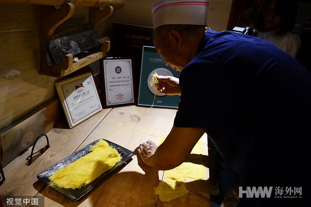 成都：川菜大师秀绝活 坐杠大刀烹金丝小面