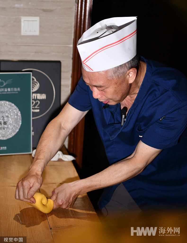 成都：川菜大师秀绝活 坐杠大刀烹金丝小面